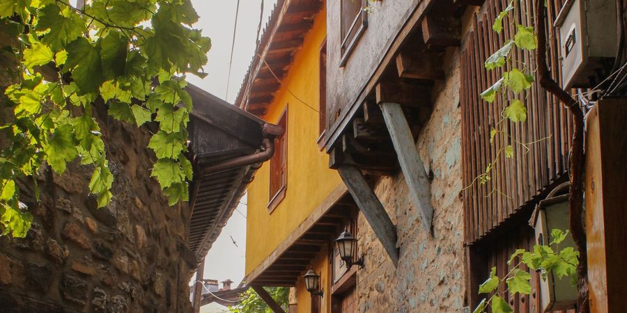 Ruelle pavée d'un village de 400 habitants — indépendance en restauration